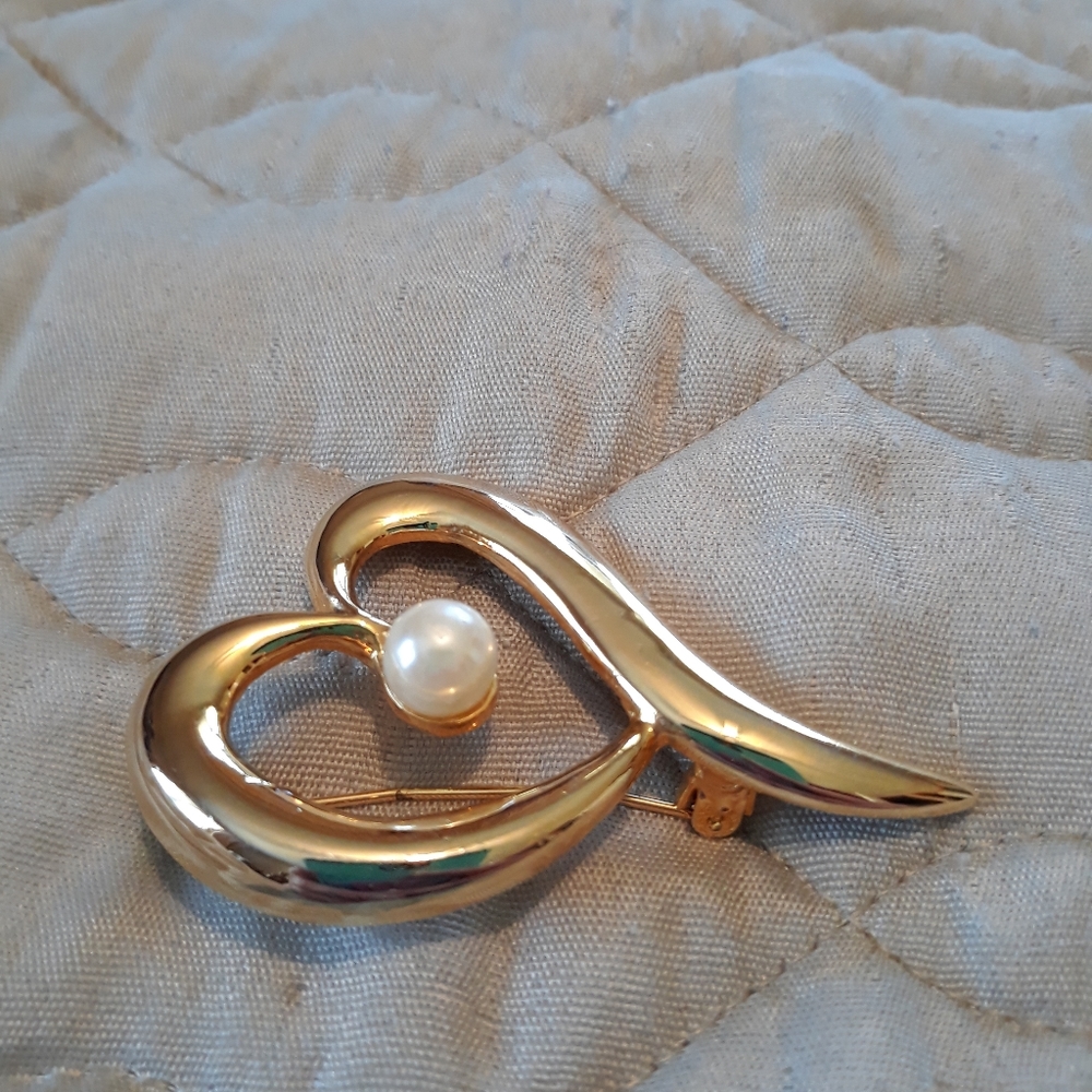 Vintage heart brooch with pearl in the middle